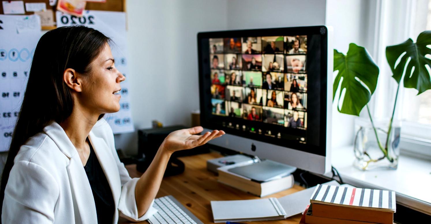 Рабочее пространство с документами и анализом финансовых данных